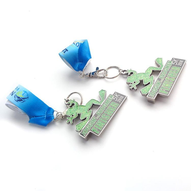 الصين مصنع توريد المعادن مخصص التشطيب دبابيس رخيصة ميداليات لطيف خاص معدن الذهب على شكل نجمة ركوب الدراجات المينا ميدالية