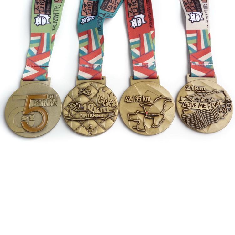ميدالية كرنفال ملونة ترويجية رخيصة مع شريط مخصص مطلي ثلاثي الأبعاد بشعار مزدوج جائزة كرة القدم مع شريط La