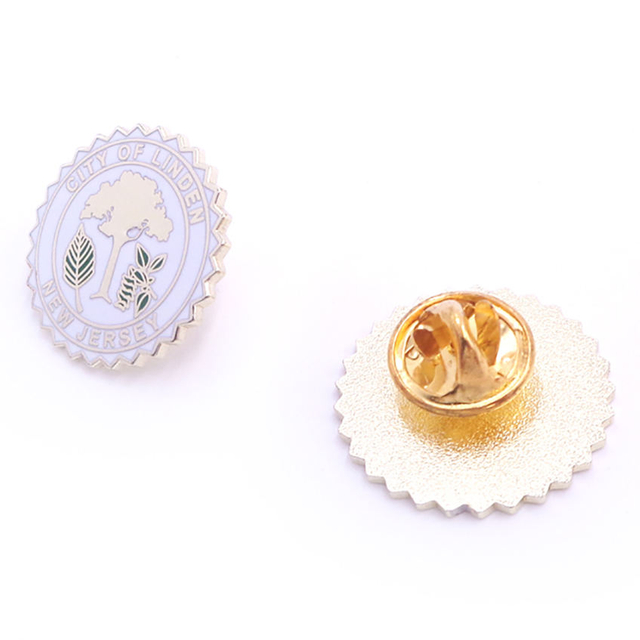 مصنع انخفاض الشحن مخصص الكرتون الأسود النيكل مطلي لينة المينا المعدنية التلبيب دبوس شارات