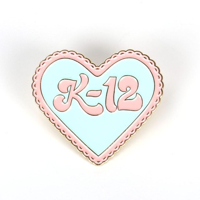 OEM تصنيع مخصص المعادن الصلب المينا دبابيس لينة طية صدر السترة دبوس المينا