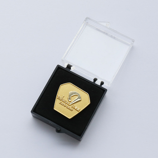 يمكن استخدام دبابيس التلبيب شارة معدنية مخصصة عالية الجودة لملابس الفن الشعبي