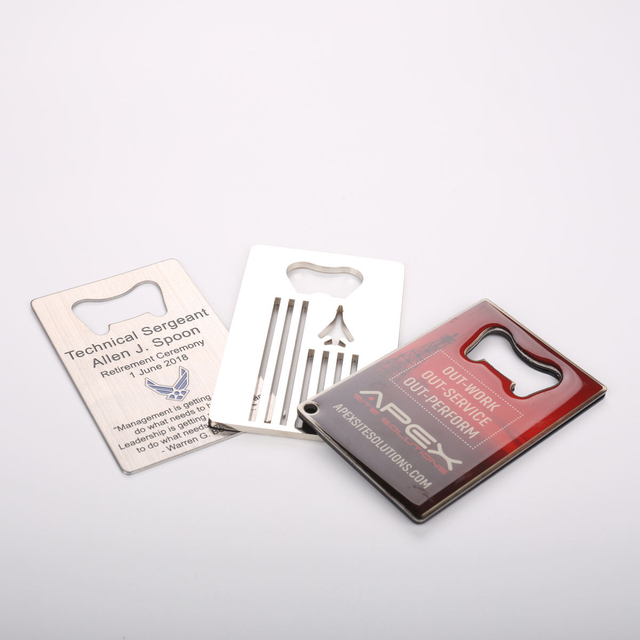 مصنع بالجملة مخصص متعدد الوظائف الإبداعية سبائك الزنك بطاقة معدنية فتاحة زجاجات البيرة